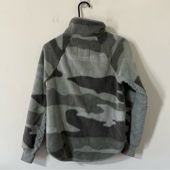 Abercrombie & Fitch Asymmetrical Snap-Up Green Camo Fleece Size XS - Picture 6 of 8